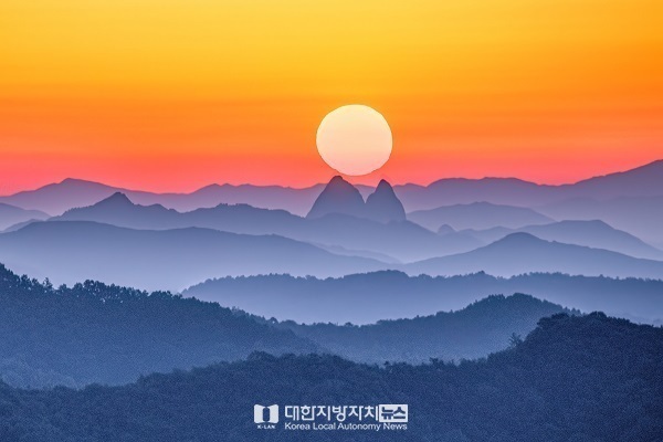 붉은 말의 해 병오년(丙午年), 말의 귀를 닮은 진안 마이산 위로 솟은 ‘해’