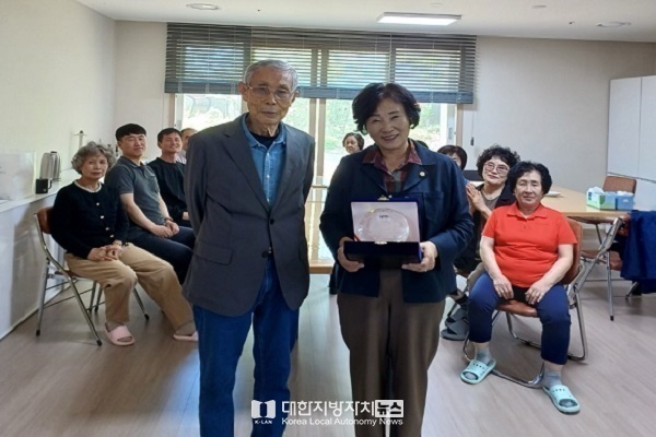 완주군의회 이순덕 의원, 삼봉 우미린아파트 주민들로부터 감사패 받아